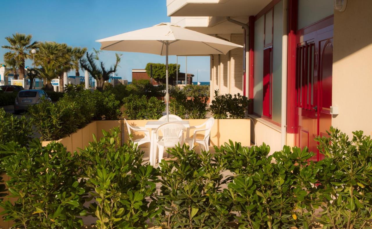 I Suoni Del Mare Apartment Porto San Giorgio Bagian luar foto