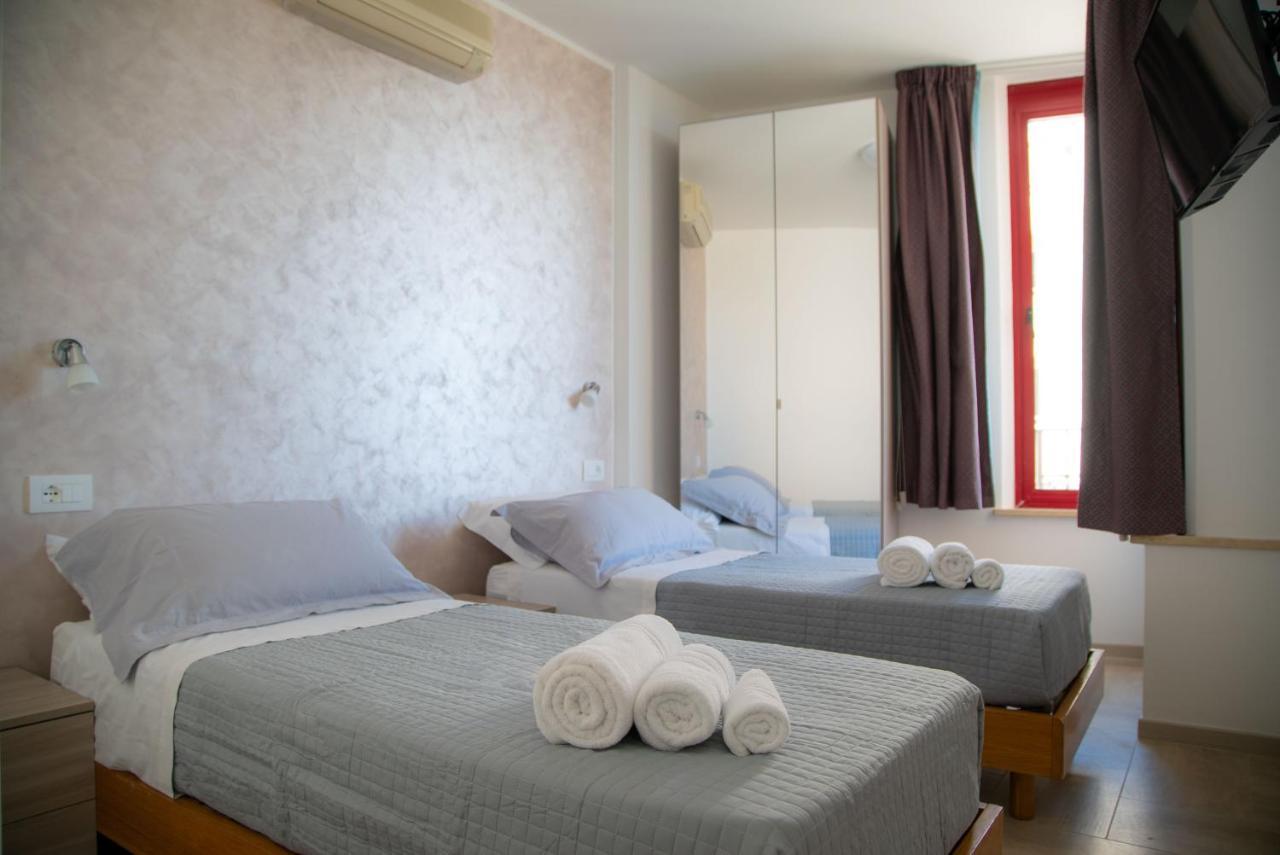 I Suoni Del Mare Apartment Porto San Giorgio Bagian luar foto