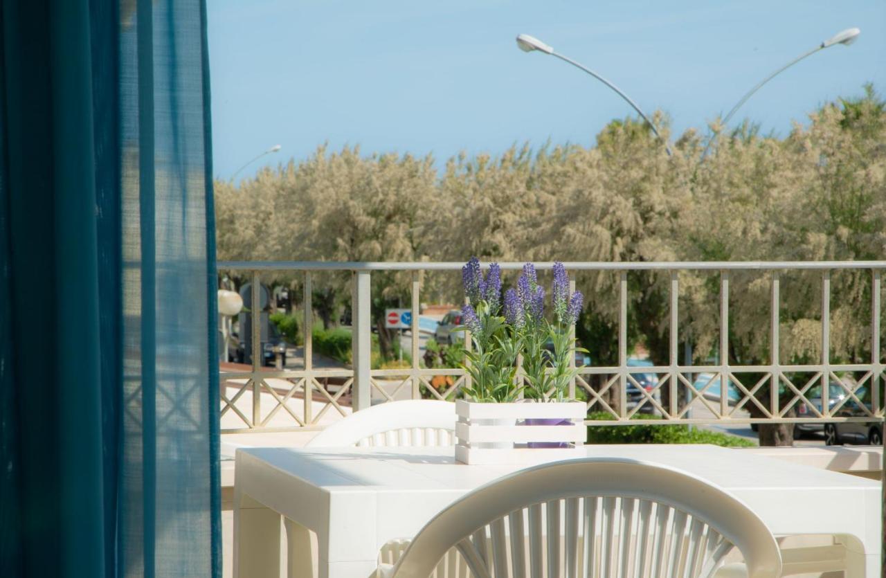 I Suoni Del Mare Apartment Porto San Giorgio Bagian luar foto